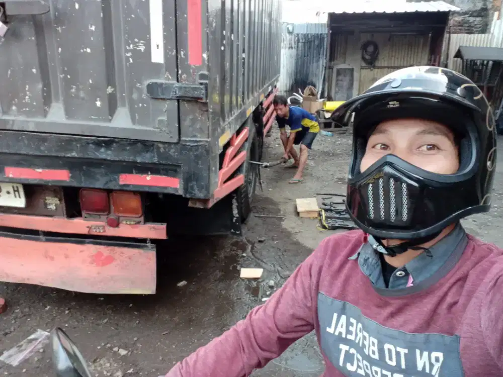 Mencari pekerjaan.