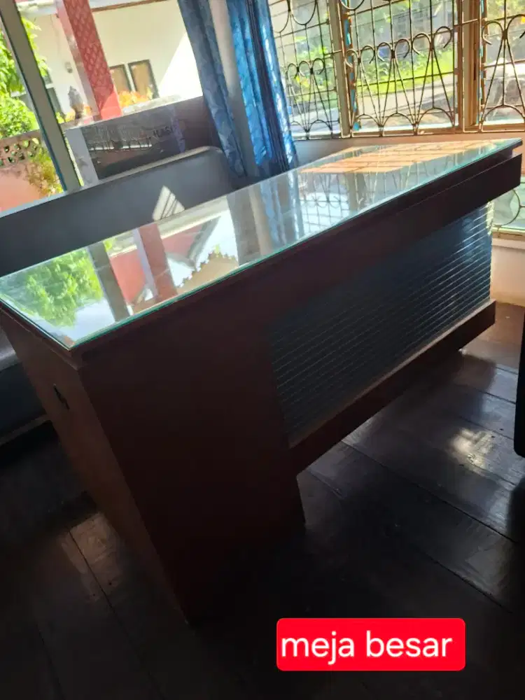 Meja kantor besar