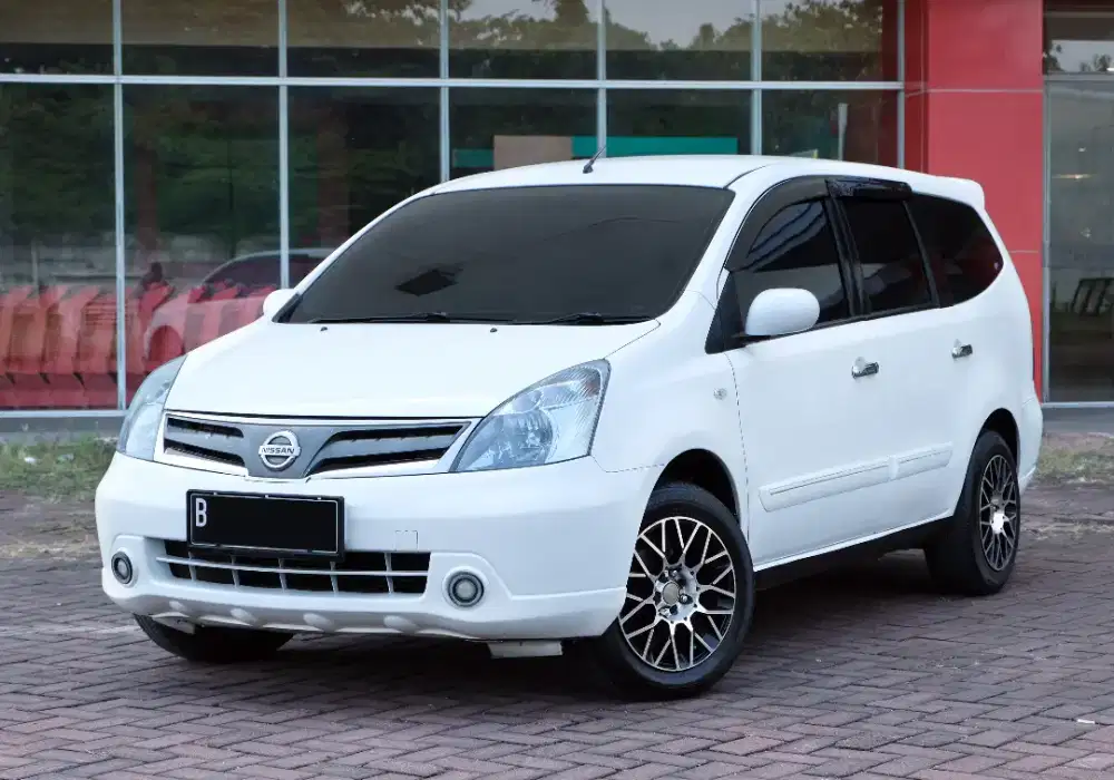 2011 Livina SV Matic, Low KM, Pajak Panjang, Istimewa