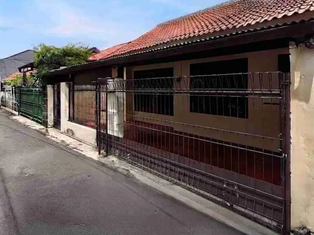 Selangkah ke MT Haryono & Pancoran! Rumah 1,5 lantai siap huni di Tebet Barat !