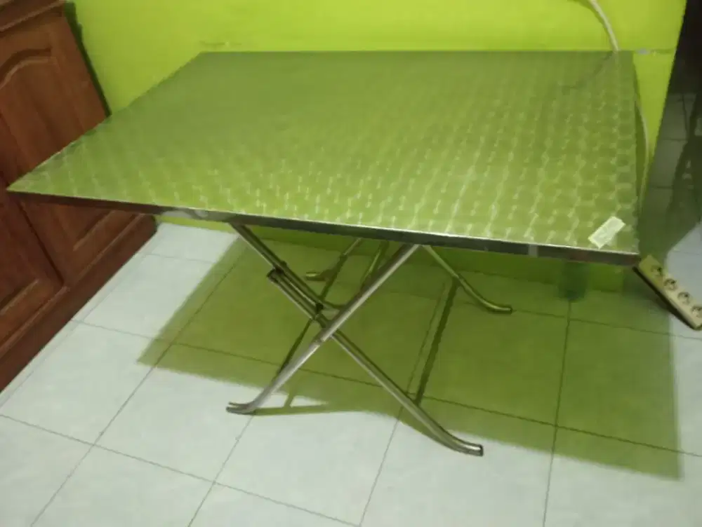 Meja makan stainless lipat