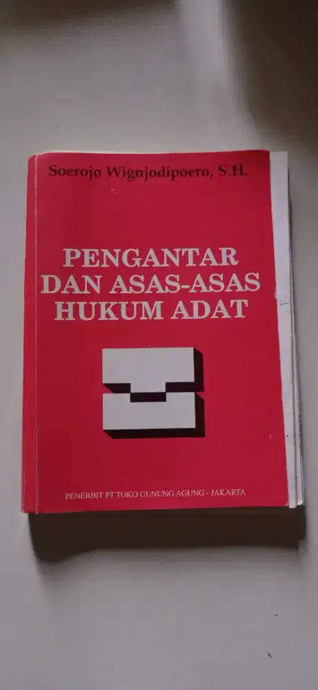 Buku pengantar dan asas-asas hukum adat