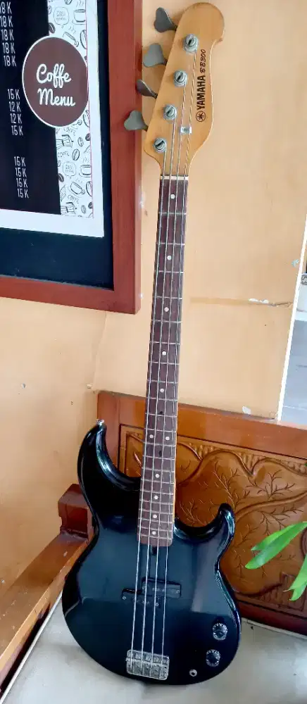 Bass Yamaha BB 300 (made in Taiwan) Bekas