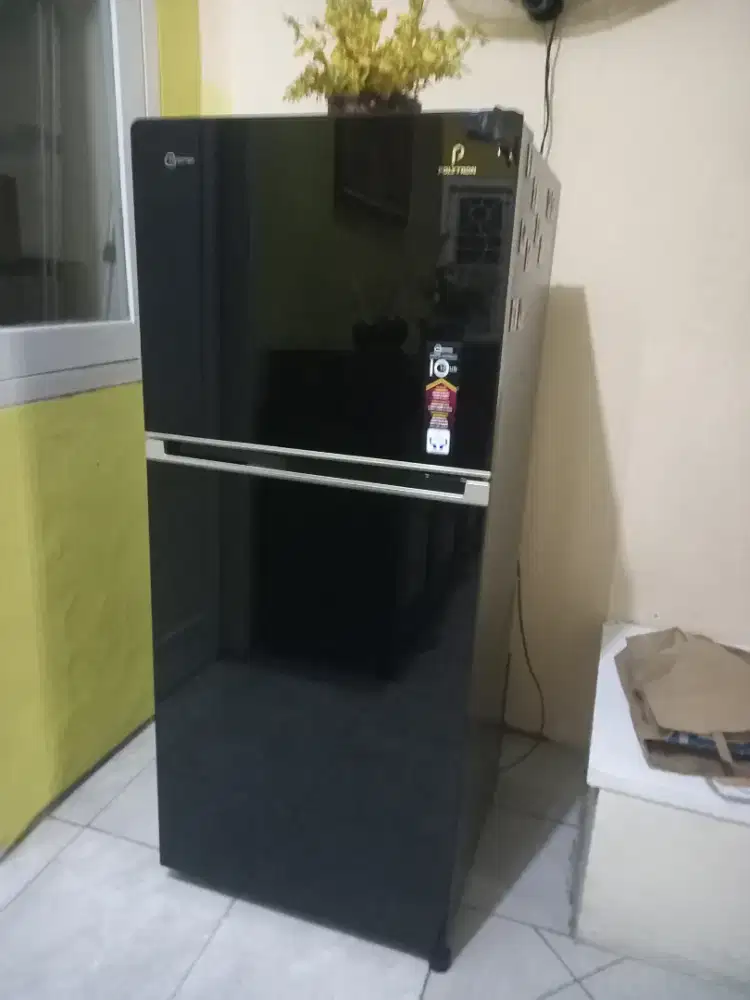Dijual kulkas dua pintu Polytron masih bagus rp 1.150000