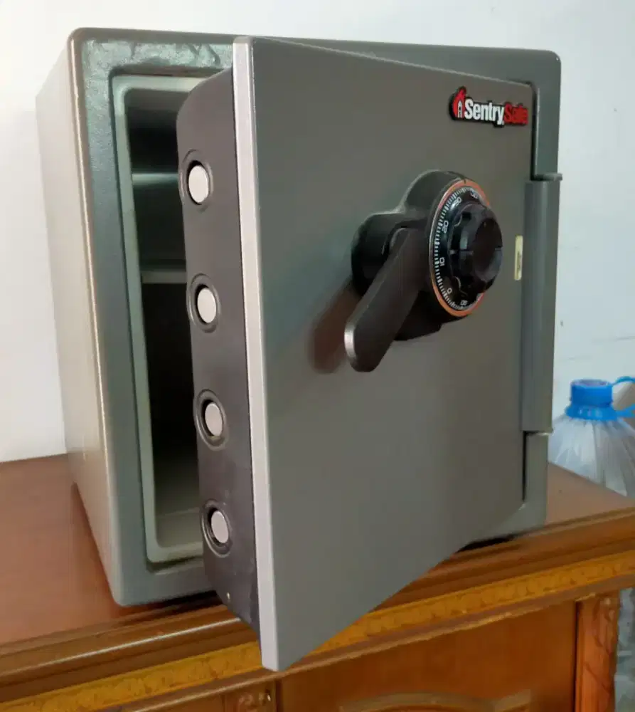 Brankas Sentry Safe SFW123CSB