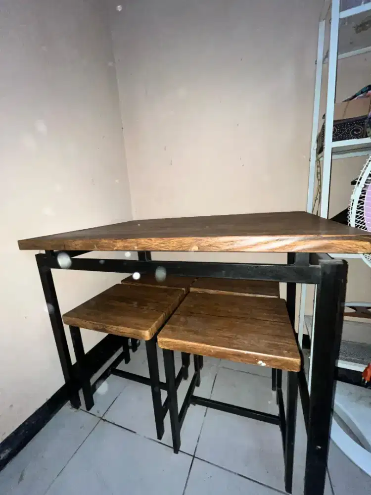 Meja makan merk informa