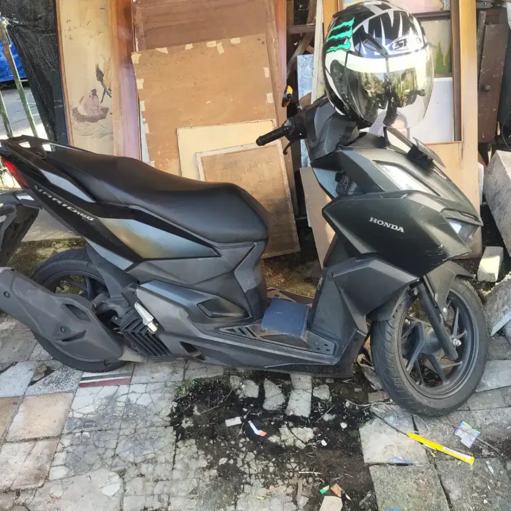 Vario 160 warna hitam