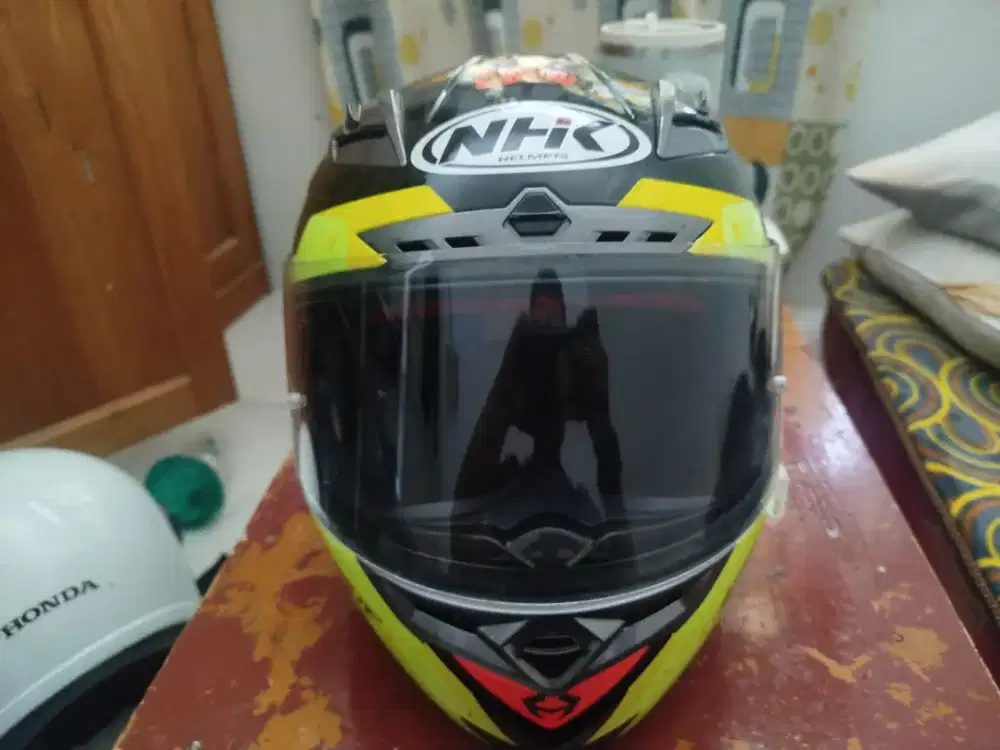 Helm model NHK RX9 dengan motif Toxic Black Yellow