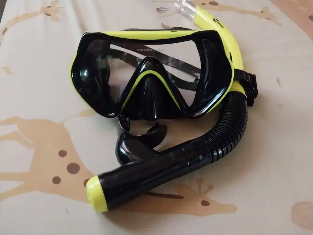 Kacamata renang snorkling