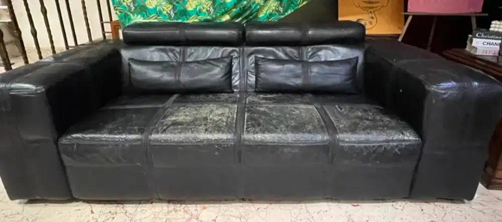 Obral Pindahan !! Dijual Cepat Sofa kulit 3 Seater + 2 Single Seat.