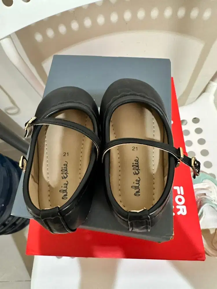 4 pasang sepatu bayi