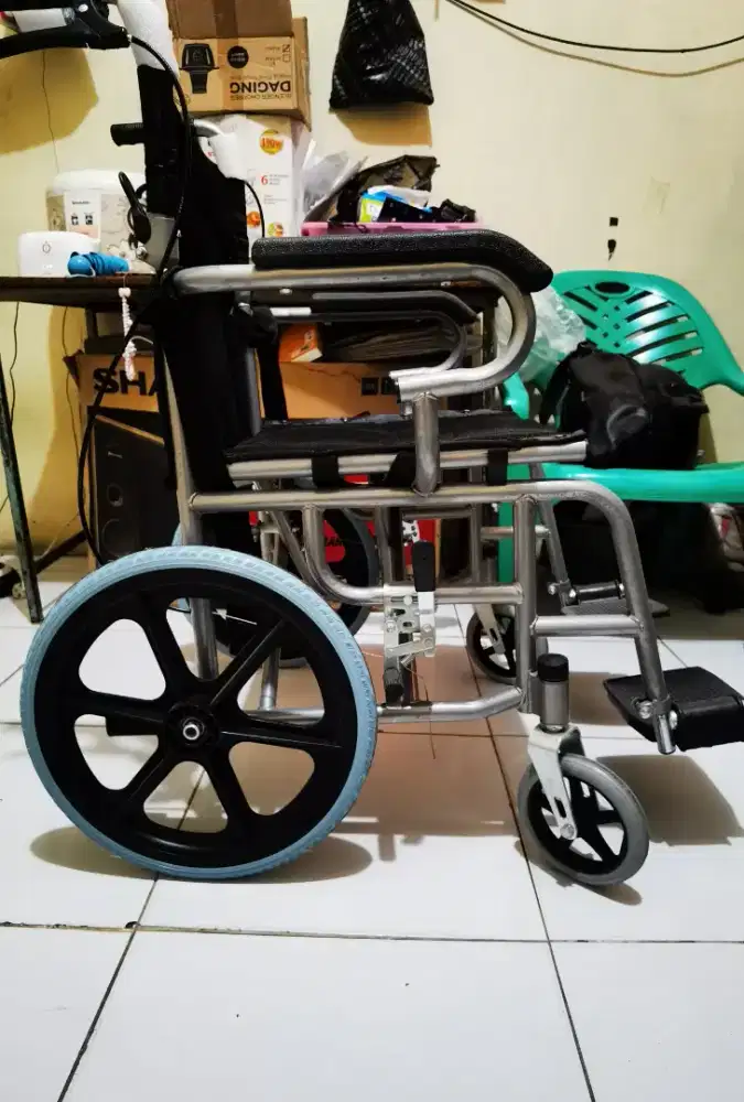 Kursi roda lipat