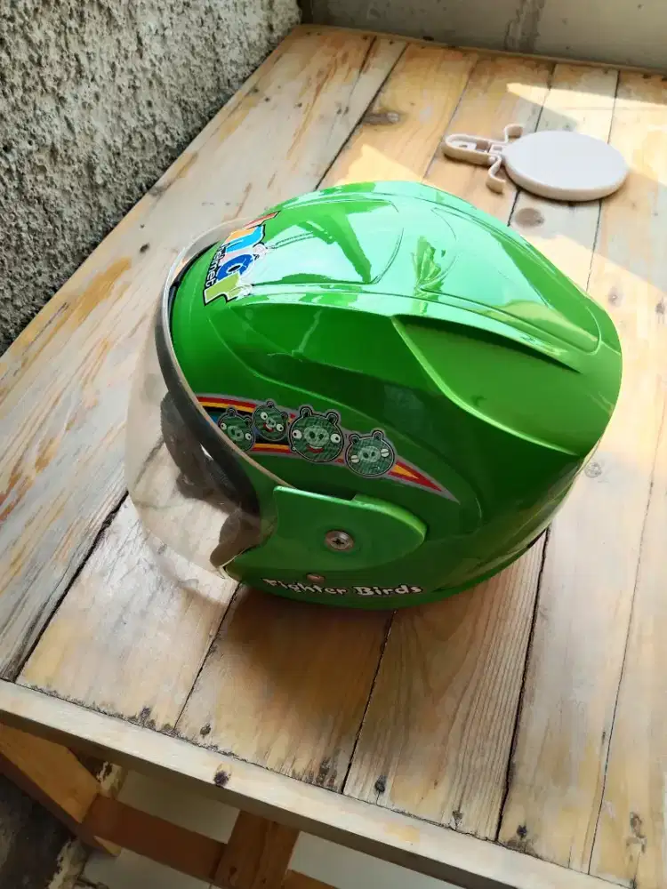 Helm anak-anak warna hijau