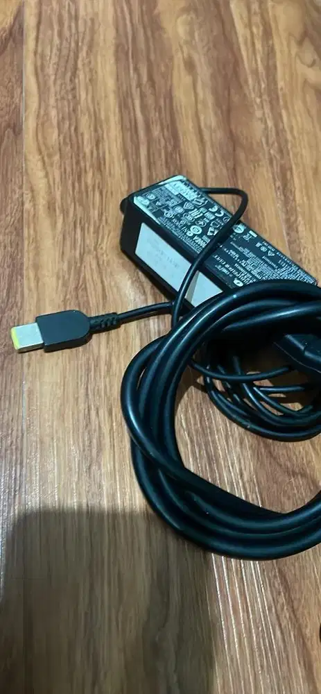 Charger laptop lenovo soket kotak