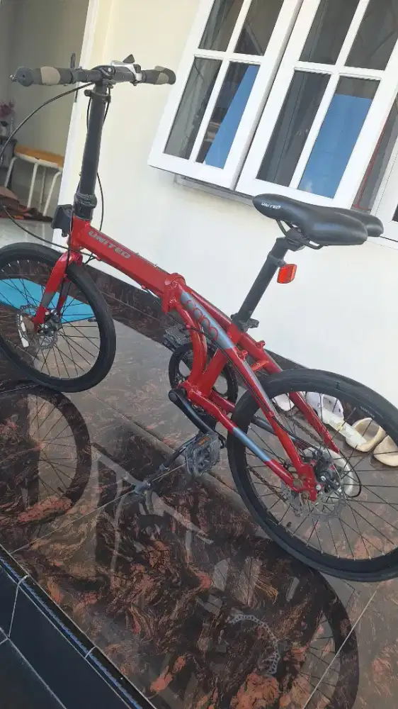 Sepeda lipat united warna merah