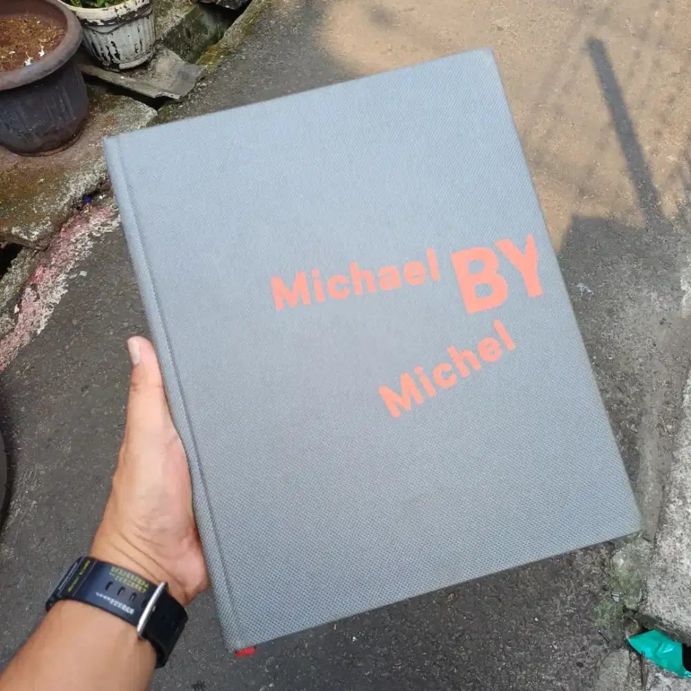 Michael by Michel, buku fotografi pembalap Michael Schumacher.