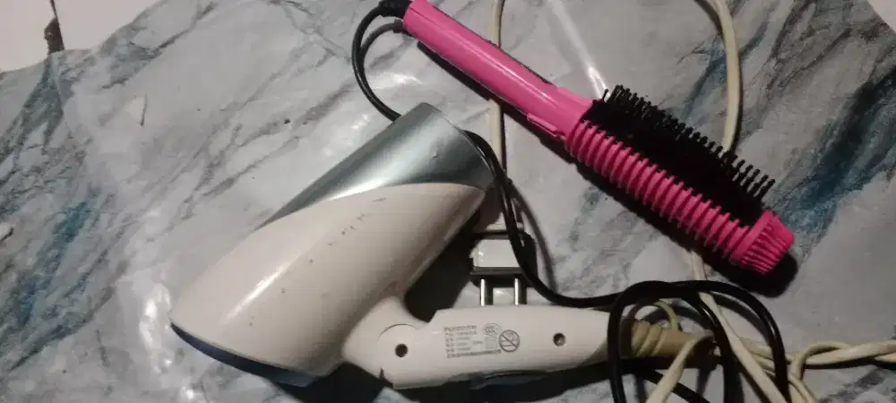 Hairdryer dan sisir listrik