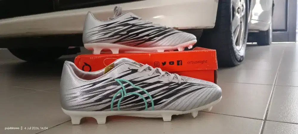 Sepatu bola size 44 ortuseight