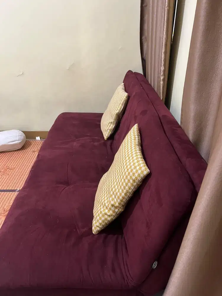 Sofa empuk bisa di jadikan kasur (di tidurkan senderannya).