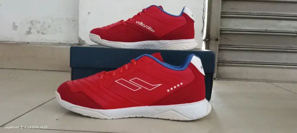 Sepatu futsal size 40 Mills