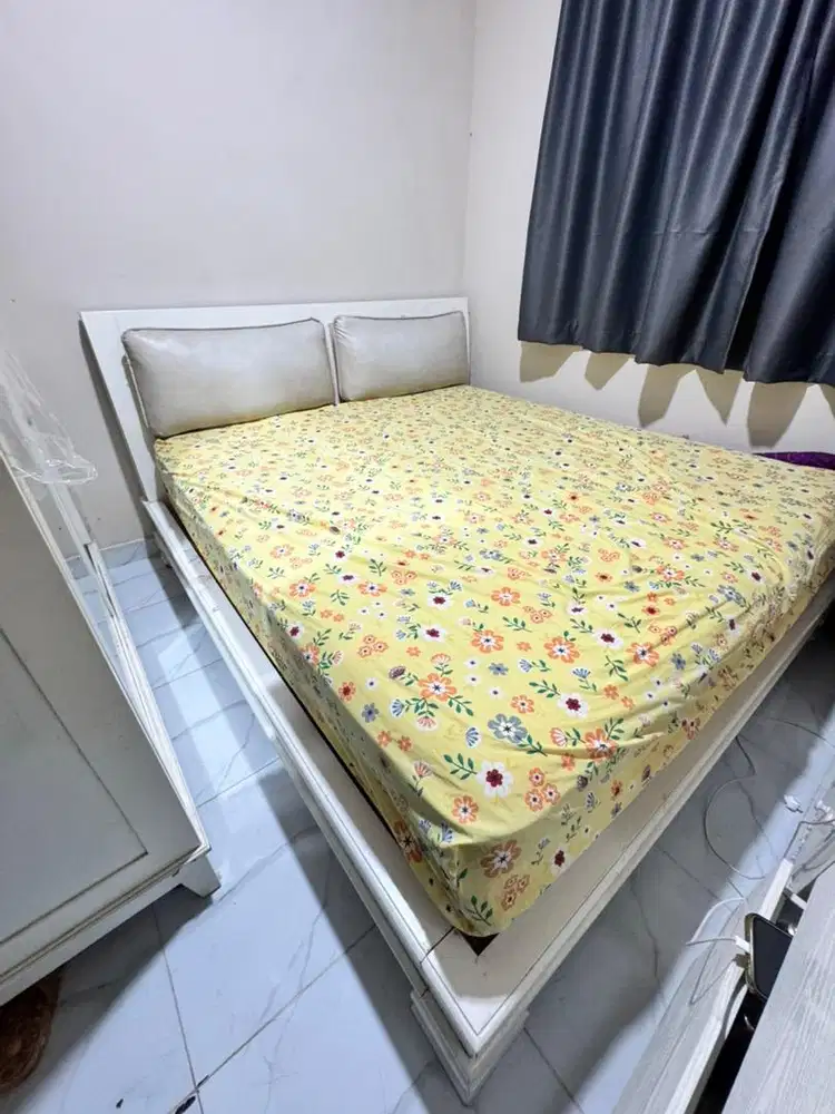 Tempat tidur kayu mahoni