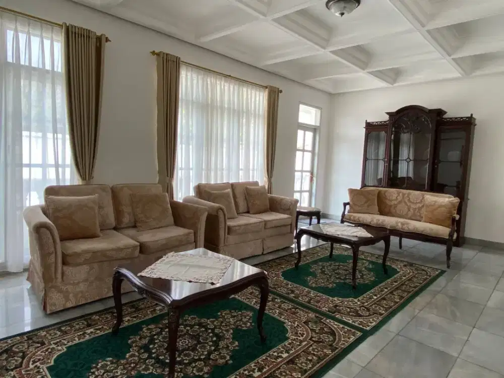 Disewakan 4 Bedroom + 1 Study Room Rumah di Mega Kuningan – Fully Furnished