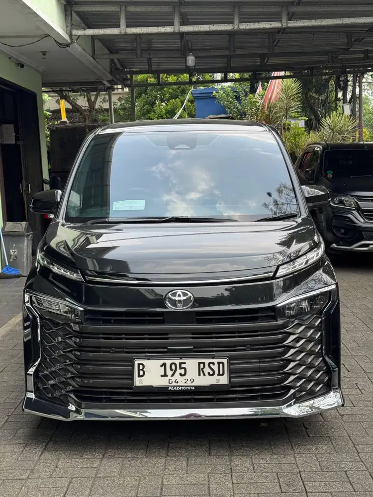 Jual Cash Toyota Voxy 2.0 CVT 2024 LOW KM 18rb RECORD