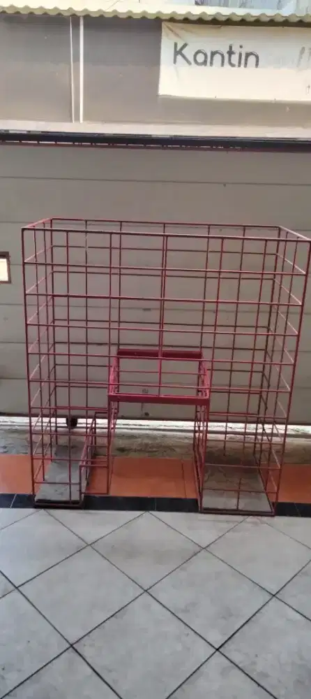 Rak besi untuk penyimpanan karpet