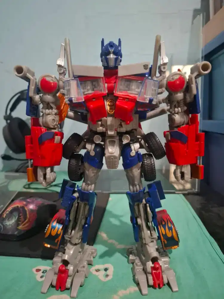 Optimus Prime Leader Class Mech Alive