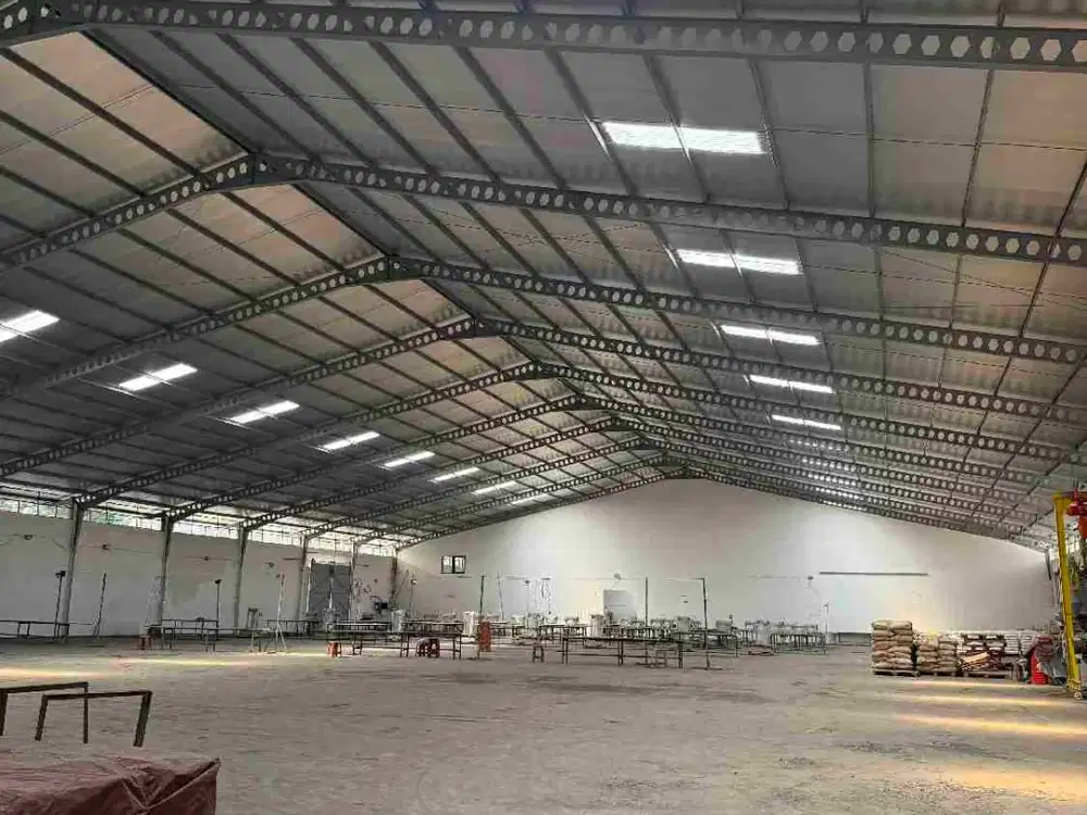 Gudang cakep baru renov di kawasan industri Cibaligo  luas tanah hampir 8000 m akses kontainer 40 FT