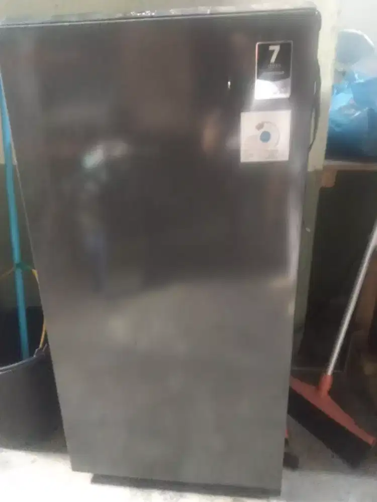 Dijual Kulkas 1 pintu merk Aqua baru 1thn pakai