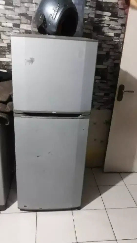 kulkas LG 2 pintu beku tanpa bunga es rak kumplit