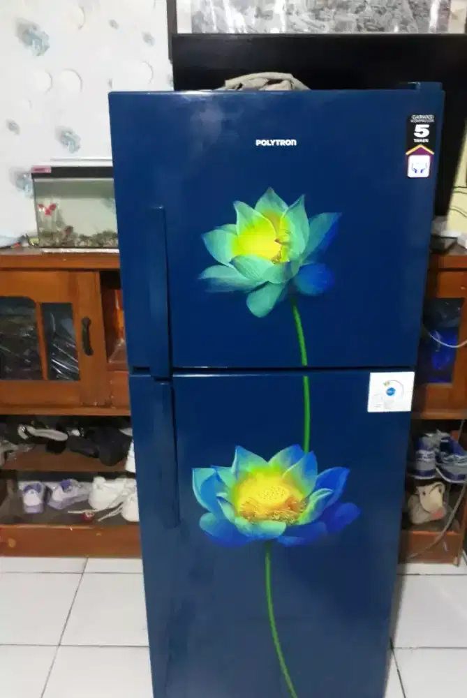 kulkas polytron 2 pintu motif buga cantik bagus nprmal banget