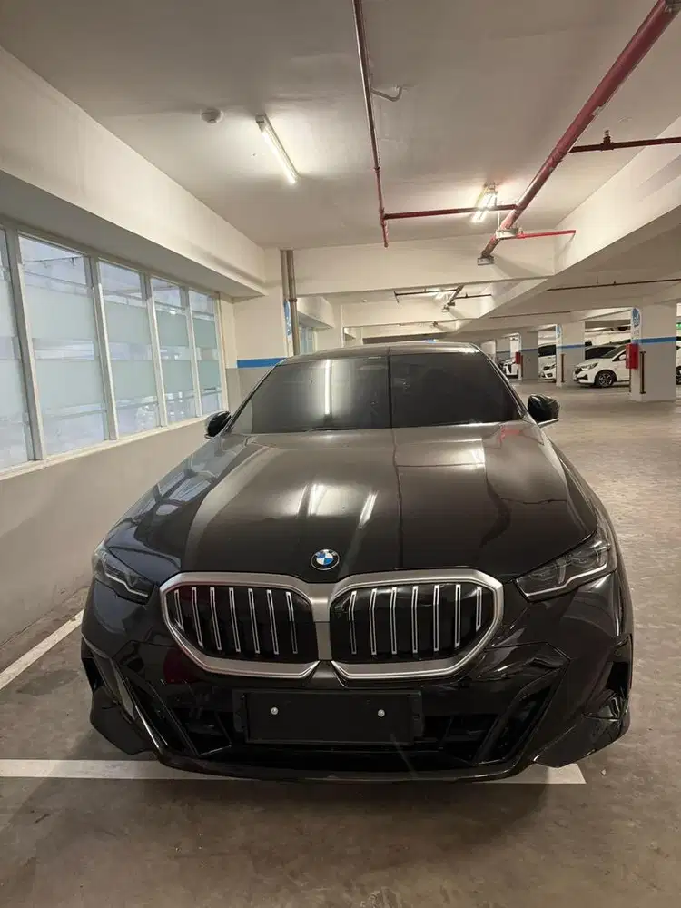 CASH TERMURAH BMW 520i m sport 2025 hitam km 2000