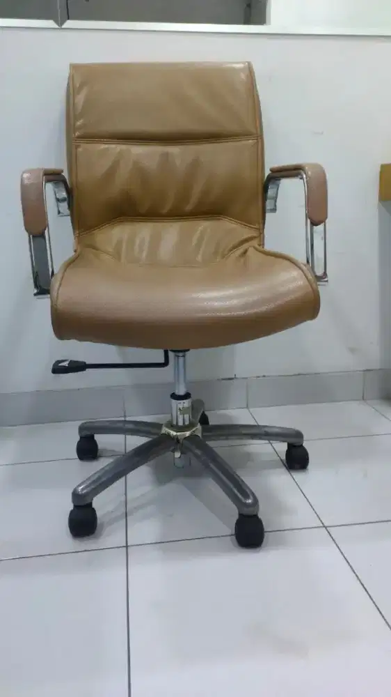 Kursi kantor kulit