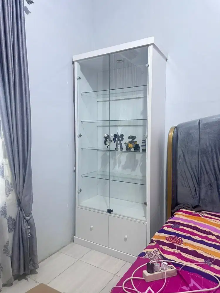 Lemari hias kaca 2 pintu