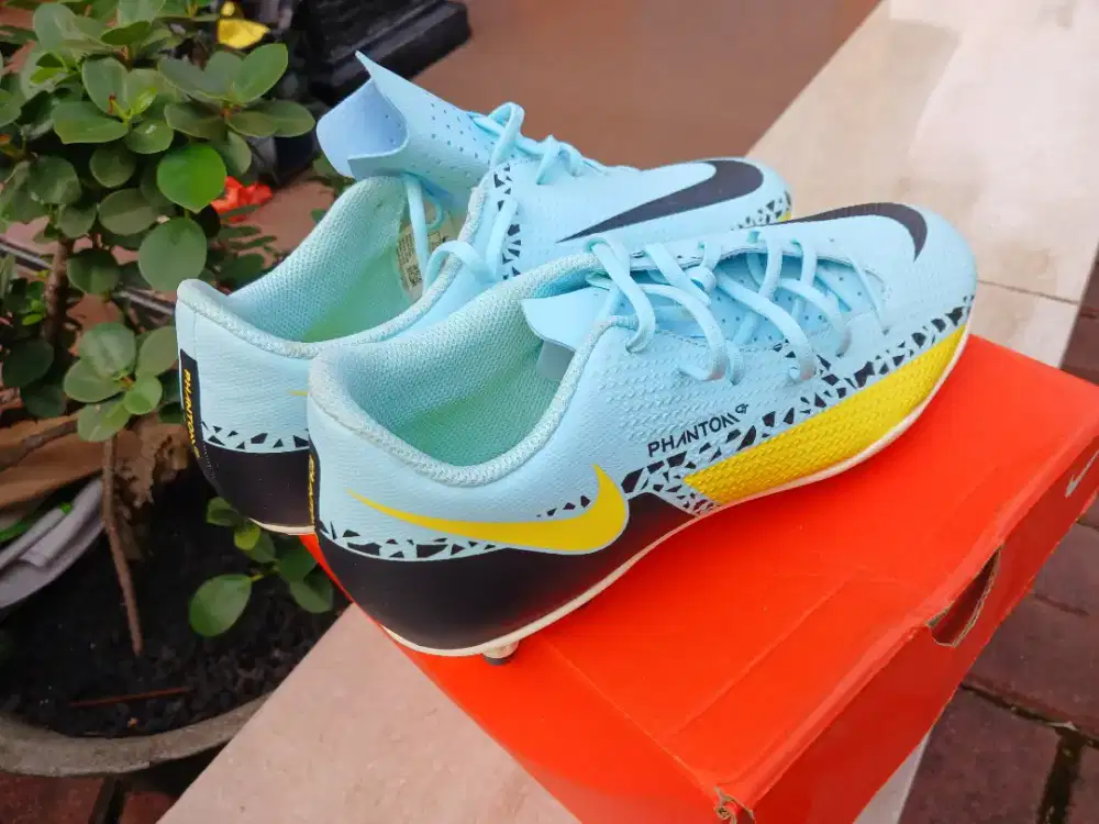 Di jual sepatu bola merk Nike Phantom