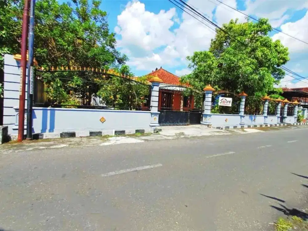 Rumah Bagus Dengan Halaman luas dan Asri  Di Sukoharjo Kota