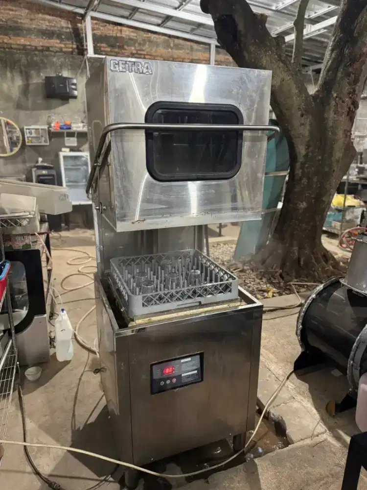 Mesin pencuci peralatan dapur