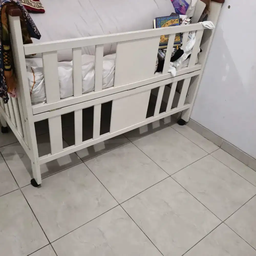 Box bayi kayu warna putih