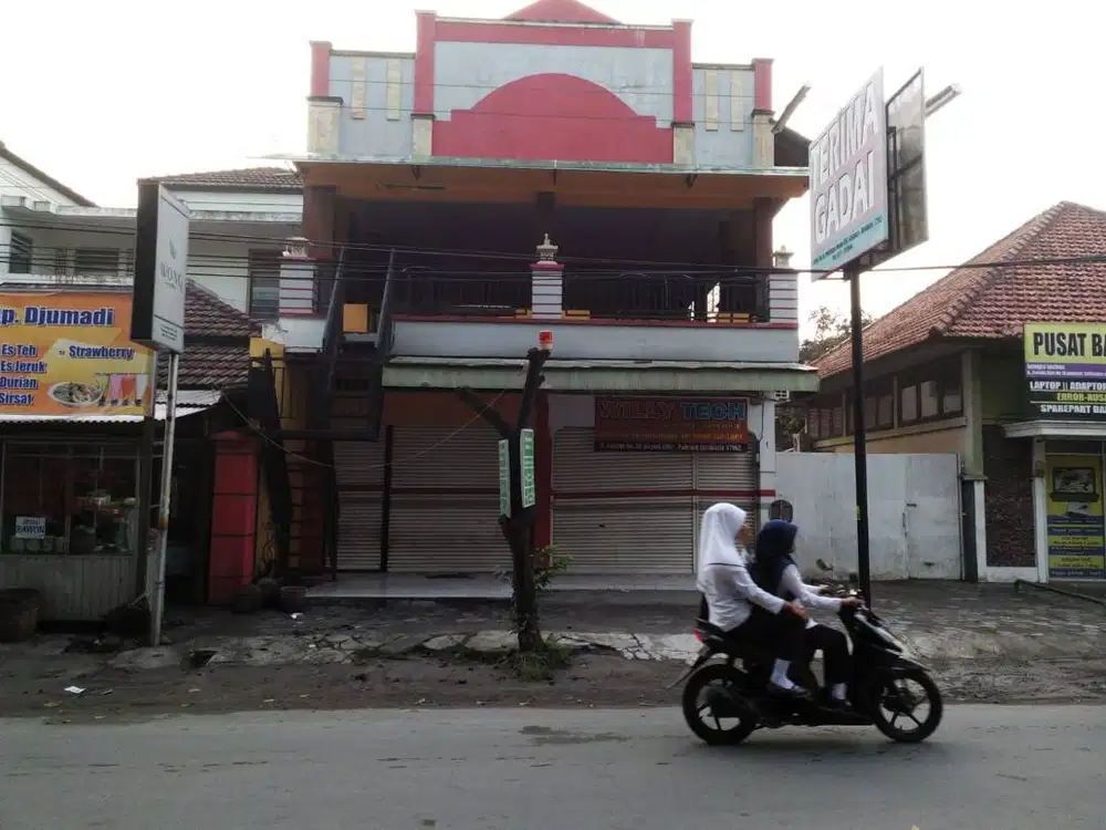 Dsewakan space 2  lantai,lokasi strategis depan kampus 1 UMS Surakarta