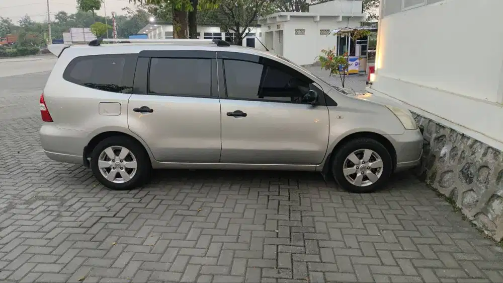 Grand Livina SV MT 2012