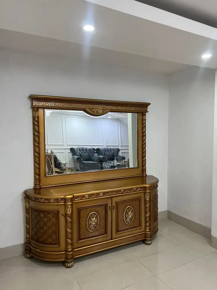 MEJA HIAS KACA MEWAH