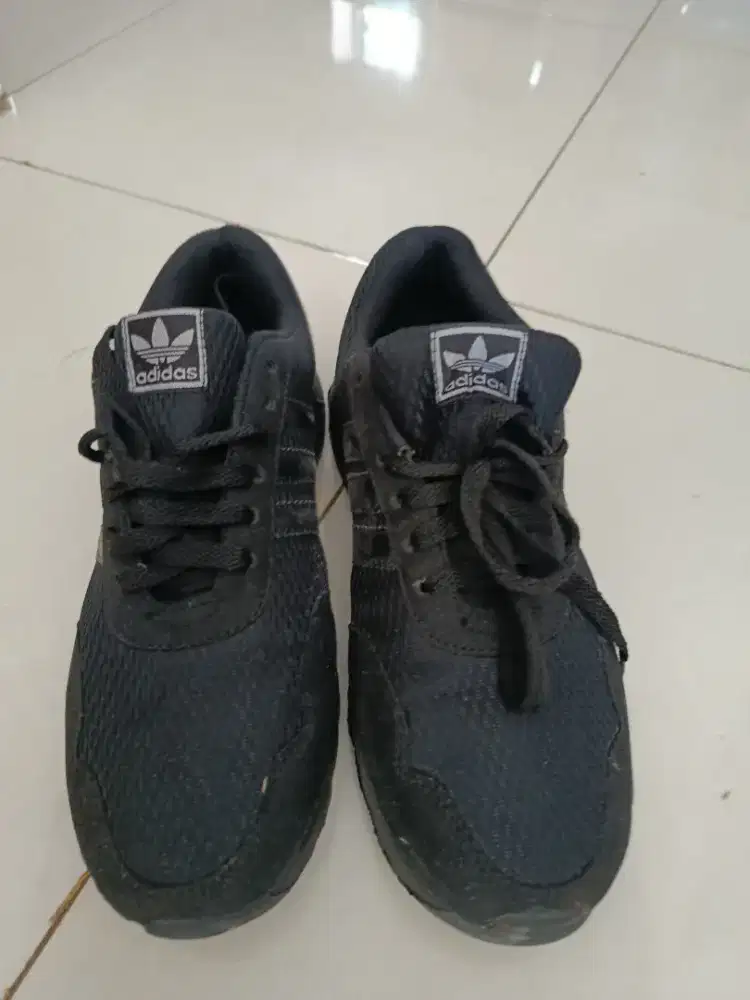 Dijual sepatu merk Adidas size 44