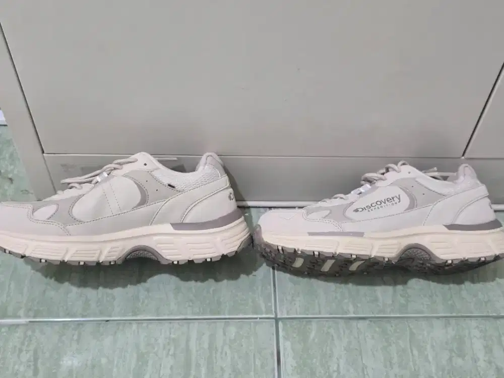 Sepatu discovery krem 36