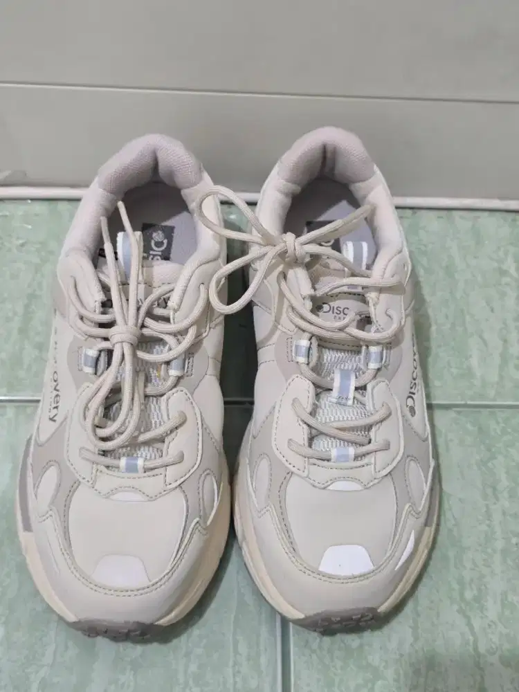Sepatu discovery krem 36