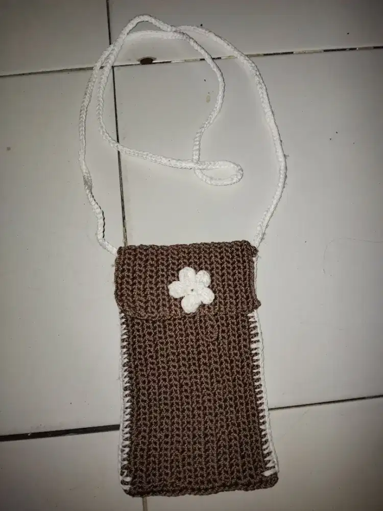 Tas handphone rajut warna coklat