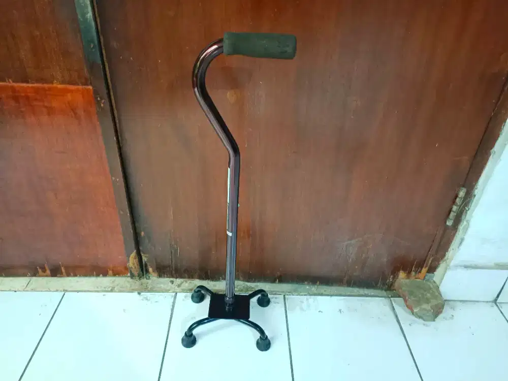 Tongkat Jalan 4 Kaki, Mulus, Aluminium
Coklat Metalik, Ringan Kuat