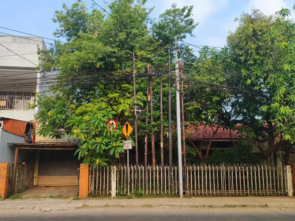 DIJUAL RUMAH TUA DG HALAMAN LUAS DI PINGGIR JALAN BEKASI TIMUR