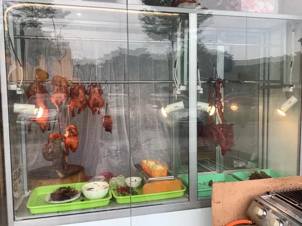 Waiters dan bantu cuci di dapur